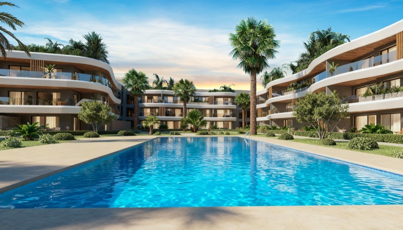 Piscine principale bordée de palmiers devant les appartements